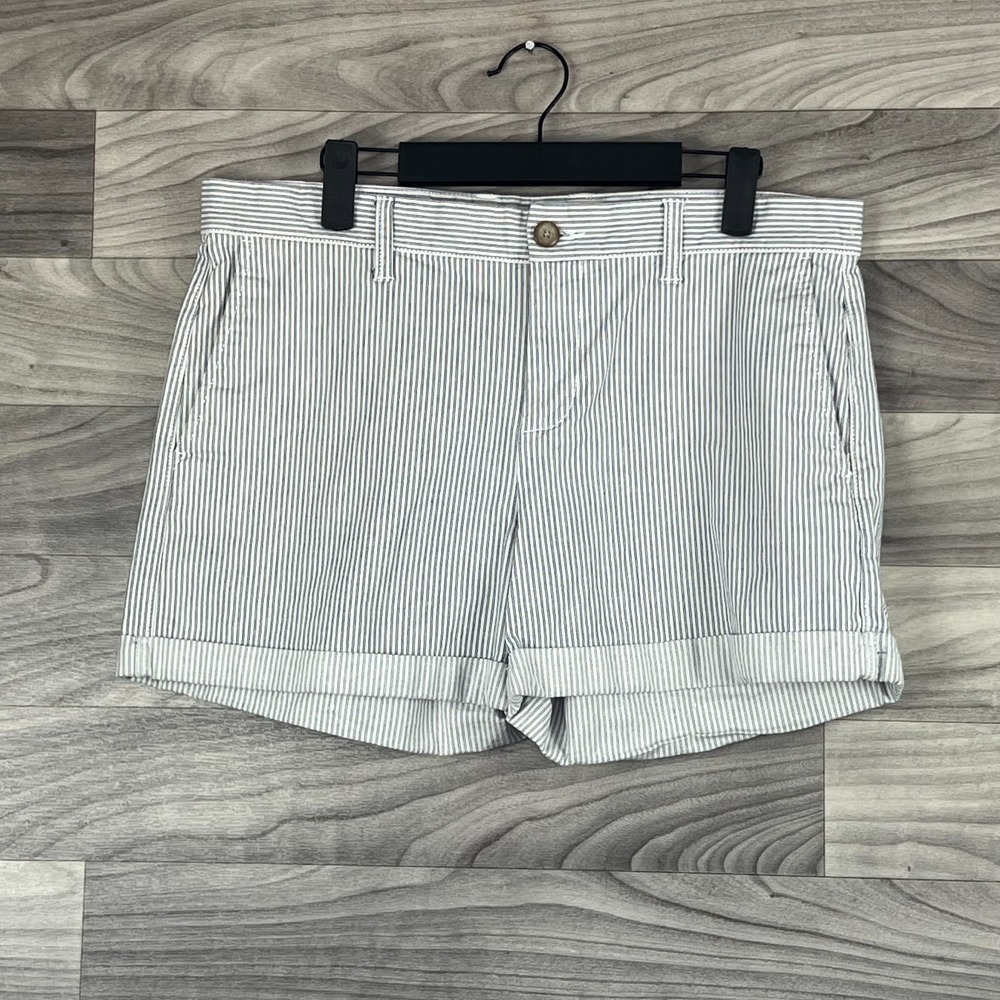 Gap Girlfriend Shorts Women Size 8 White Blue Striped Flat Front Chino Casual